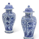 A PAIR OF BLUE AND WHITE BALUSTER JARS AND COVERS - Foto 1