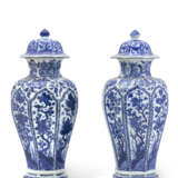 A PAIR OF BLUE AND WHITE BALUSTER JARS AND COVERS - Foto 3