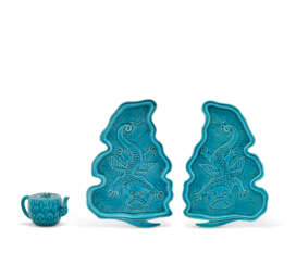 A TURQUOISE-GLAZED BISCUIT EWER AND COVER AND A PAIR OF TURQUOISE-GLAZED BISCUIT DISHES