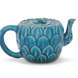 A TURQUOISE-GLAZED BISCUIT EWER AND COVER AND A PAIR OF TURQUOISE-GLAZED BISCUIT DISHES - photo 2