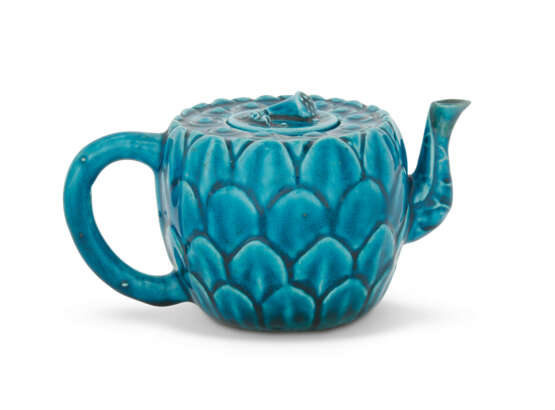 A TURQUOISE-GLAZED BISCUIT EWER AND COVER AND A PAIR OF TURQUOISE-GLAZED BISCUIT DISHES - фото 2