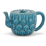 A TURQUOISE-GLAZED BISCUIT EWER AND COVER AND A PAIR OF TURQUOISE-GLAZED BISCUIT DISHES - фото 3