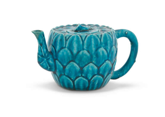 A TURQUOISE-GLAZED BISCUIT EWER AND COVER AND A PAIR OF TURQUOISE-GLAZED BISCUIT DISHES - photo 3