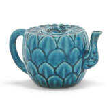A TURQUOISE-GLAZED BISCUIT EWER AND COVER AND A PAIR OF TURQUOISE-GLAZED BISCUIT DISHES - photo 4