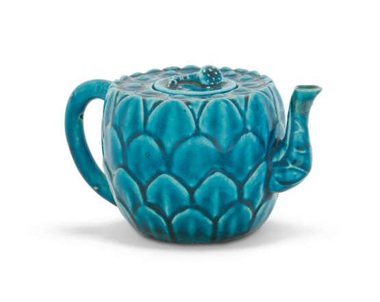 A TURQUOISE-GLAZED BISCUIT EWER AND COVER AND A PAIR OF TURQUOISE-GLAZED BISCUIT DISHES - фото 4