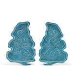 A TURQUOISE-GLAZED BISCUIT EWER AND COVER AND A PAIR OF TURQUOISE-GLAZED BISCUIT DISHES - фото 7
