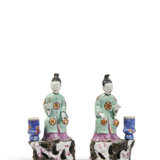 A PAIR OF FAMILLE ROSE 'COURT LADY' CANDLE-HOLDERS - фото 1