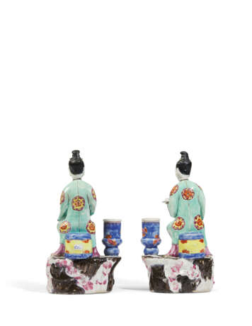A PAIR OF FAMILLE ROSE 'COURT LADY' CANDLE-HOLDERS - фото 2