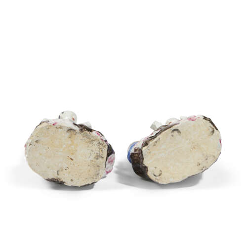 A PAIR OF FAMILLE ROSE 'COURT LADY' CANDLE-HOLDERS - фото 3