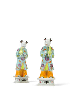 A PAIR OF FAMILLE ROSE FIGURES OF BOY HOLDING A VASE - Foto 1