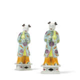 A PAIR OF FAMILLE ROSE FIGURES OF BOY HOLDING A VASE - фото 1