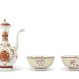 A GILT AND IRON-RED-DECORATED EWER AND A PAIR OF GILT AND IRON-RED-DECORATED BOWLS - фото 1