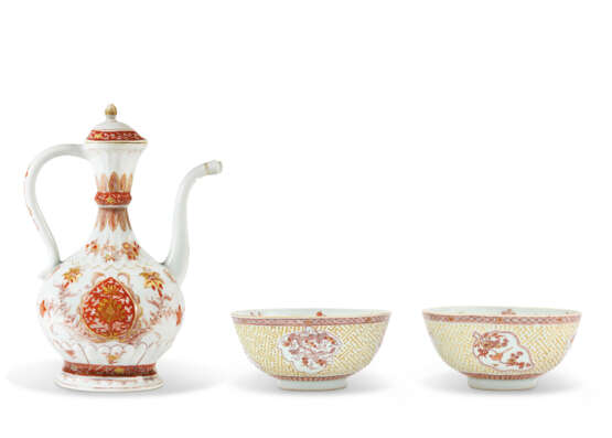 A GILT AND IRON-RED-DECORATED EWER AND A PAIR OF GILT AND IRON-RED-DECORATED BOWLS - фото 1