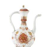 A GILT AND IRON-RED-DECORATED EWER AND A PAIR OF GILT AND IRON-RED-DECORATED BOWLS - фото 2