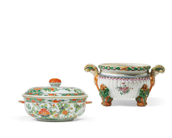 A FAMILLE VERTE CIRCULAR TUREEN AND COVER AND A FAMILLE ROSE CIRCULAR TUREEN - Foto 1