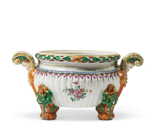 A FAMILLE VERTE CIRCULAR TUREEN AND COVER AND A FAMILLE ROSE CIRCULAR TUREEN - photo 2