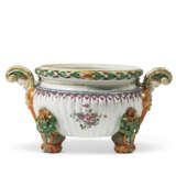 A FAMILLE VERTE CIRCULAR TUREEN AND COVER AND A FAMILLE ROSE CIRCULAR TUREEN - Foto 2