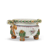 A FAMILLE VERTE CIRCULAR TUREEN AND COVER AND A FAMILLE ROSE CIRCULAR TUREEN - photo 3