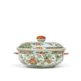 A FAMILLE VERTE CIRCULAR TUREEN AND COVER AND A FAMILLE ROSE CIRCULAR TUREEN - photo 6