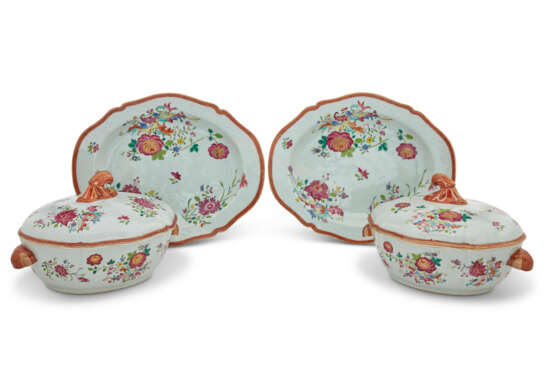 A PAIR OF FAMILLE ROSE 'FLORAL' OVAL TUREENS, COVERS AND STANDS - фото 2