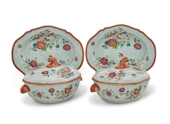 A PAIR OF FAMILLE ROSE 'FLORAL' OVAL TUREENS, COVERS AND STANDS - фото 3