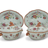 A PAIR OF FAMILLE ROSE 'FLORAL' OVAL TUREENS, COVERS AND STANDS - Foto 3