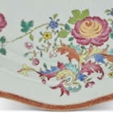 A PAIR OF FAMILLE ROSE 'FLORAL' OVAL TUREENS, COVERS AND STANDS - photo 4