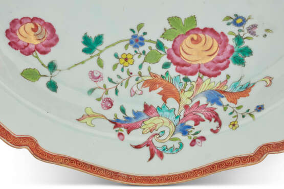 A PAIR OF FAMILLE ROSE 'FLORAL' OVAL TUREENS, COVERS AND STANDS - Foto 4