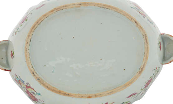 A PAIR OF FAMILLE ROSE 'FLORAL' OVAL TUREENS, COVERS AND STANDS - photo 5