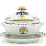 A FAMILLE ROSE OVAL TUREEN, COVER AND STAND - Foto 1