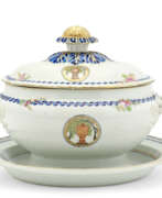 Terrinen. A FAMILLE ROSE OVAL TUREEN, COVER AND STAND