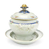 A FAMILLE ROSE OVAL TUREEN, COVER AND STAND - фото 3