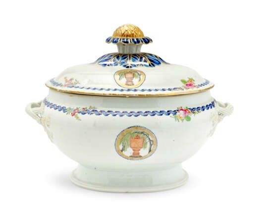 A FAMILLE ROSE OVAL TUREEN, COVER AND STAND - фото 4