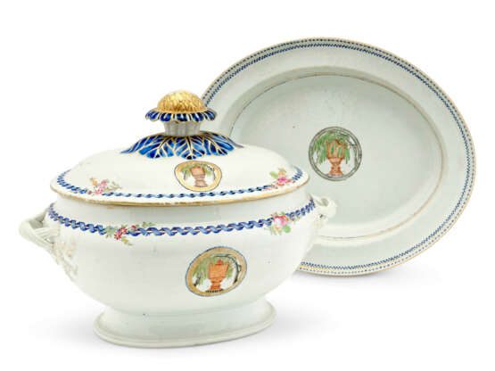 A FAMILLE ROSE OVAL TUREEN, COVER AND STAND - Foto 5
