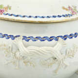 A FAMILLE ROSE OVAL TUREEN, COVER AND STAND - фото 8