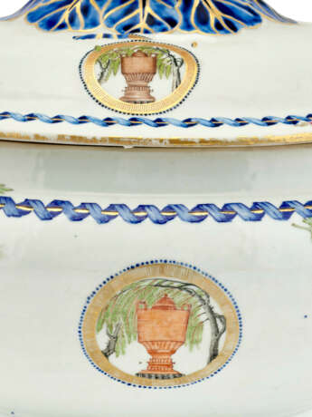 A FAMILLE ROSE OVAL TUREEN, COVER AND STAND - Foto 9