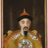 A REVERSE-GLASS PAINTING DEPICTING A MAN IN A YELLOW DRAGON ROBE - Foto 1