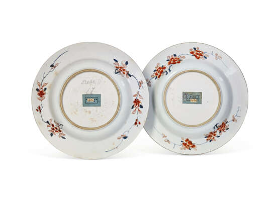 A PAIR OF FAMILLE VERTE-IMARI DISHES - фото 2