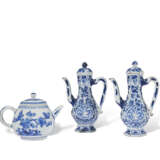 A BLUE AND WHITE TEAPOT AND COVER AND A PAIR OF BLUE AND WHITE EWERS AND COVERS - фото 1