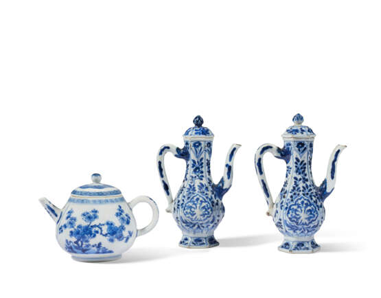 A BLUE AND WHITE TEAPOT AND COVER AND A PAIR OF BLUE AND WHITE EWERS AND COVERS - фото 2