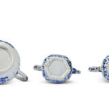 A BLUE AND WHITE TEAPOT AND COVER AND A PAIR OF BLUE AND WHITE EWERS AND COVERS - photo 3