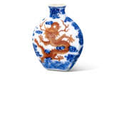 A RARE BLUE AND WHITE IRON-RED DECORATED 'DRAGON' SNUFF BOTTLE - Foto 1