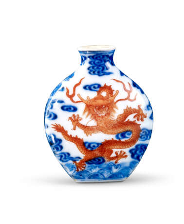 A RARE BLUE AND WHITE IRON-RED DECORATED 'DRAGON' SNUFF BOTTLE - Foto 2