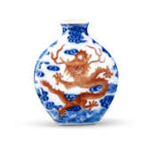 A RARE BLUE AND WHITE IRON-RED DECORATED 'DRAGON' SNUFF BOTTLE - Foto 2