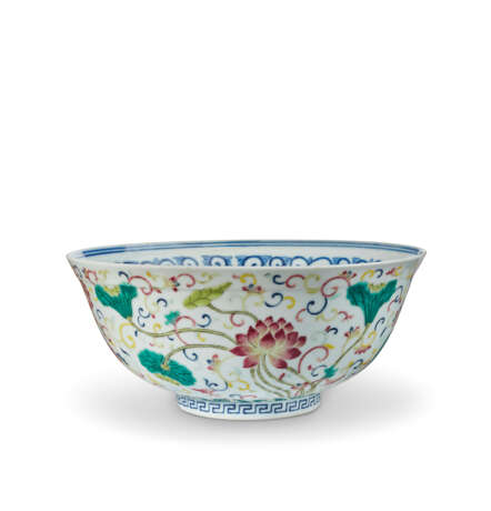 A FAMILLE ROSE AND BLUE AND WHITE 'LOTUS' BOWL - photo 1