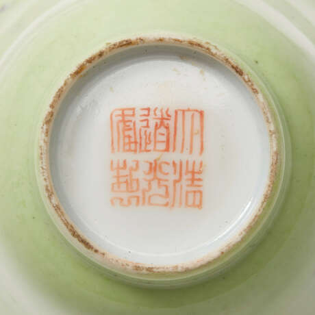 A GREEN-GROUND FAMILLE ROSE 'WUSHUANGPU' CUP - Foto 5