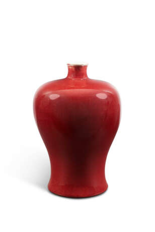 A RED-GLAZED VASE, MEIPING - Foto 1