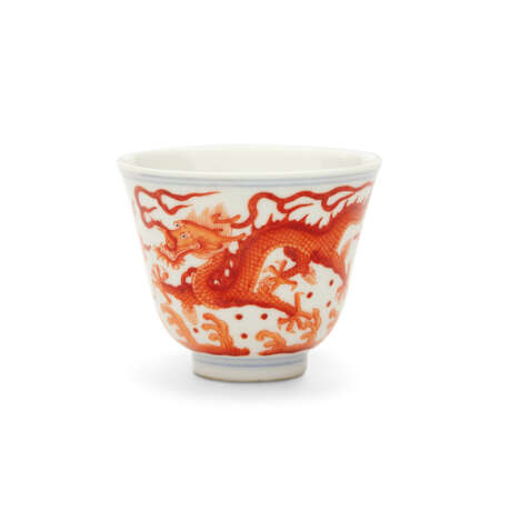 SIX IRON-RED-DECORATED 'DRAGON' CUPS - Foto 2