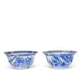 TWO BLUE AND WHITE 'FIGURAL' BOWLS - фото 1