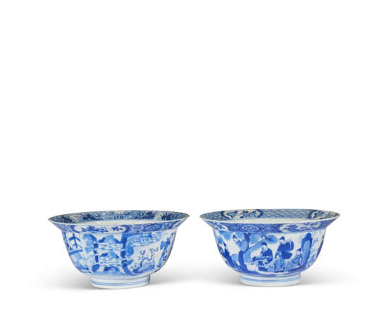 TWO BLUE AND WHITE 'FIGURAL' BOWLS - фото 3